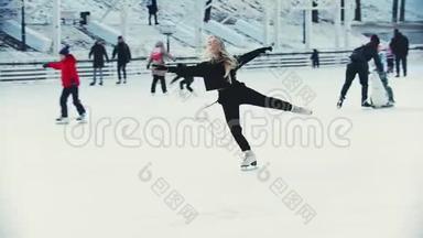 一位年轻的金发女子职业花样滑冰选手在溜冰场表演花样